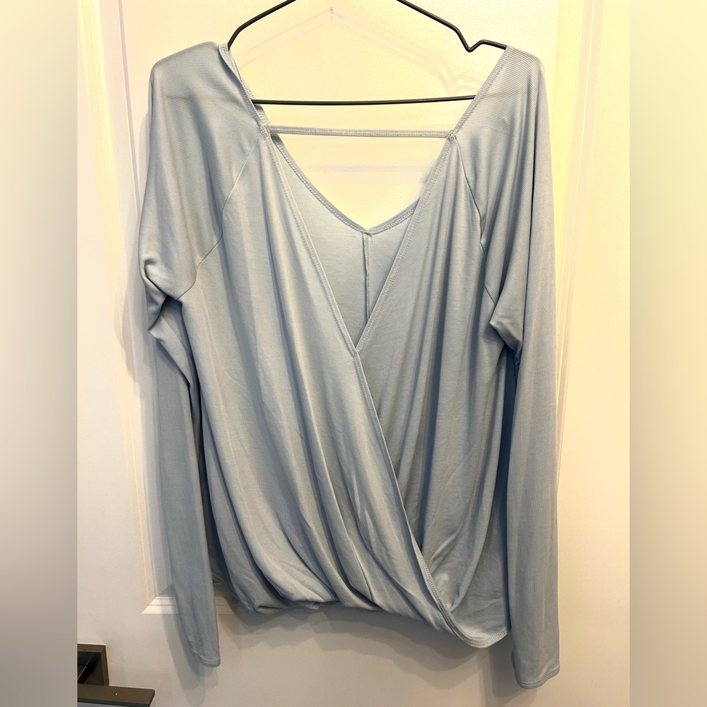 Abercrombie & Fitch Long Sleeve Top Cut Out Back Size L Baby Blue